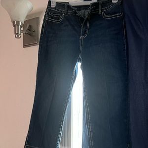 Capri jeans size 8/28 cute design on the butt also little side slits.